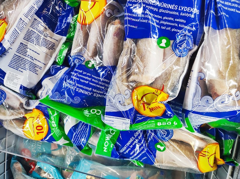 Специфическое тестирование миграции, которое фокусируется на отдельных запрещенных веществах, таких как определенные химические вещества, которые могут быть вредными Тестирование на содержание тяжелых металлов, гарантирующее отсутствие токсичных металлов, Первичное тестирование ароматических аминов, которое проверяет наличие остатков вредных химических веществ Тестирование на устойчивость цвета, гарантирующее, что красители и пигменты не проникнут в пищевые продукты.